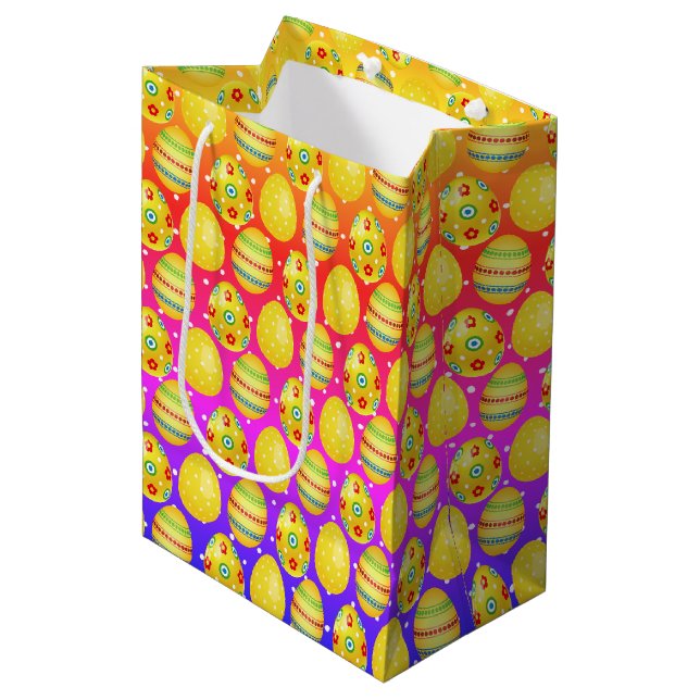 Gelbe Ostereier auf Rainbow-Polka-Dosen Mittlere Geschenktüte (Vorderseite Schrägansicht)