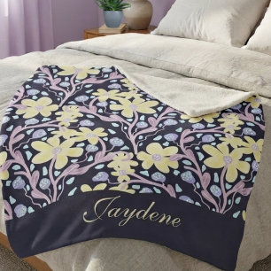 Gelbe Pastell-Blume unter Reben Sherpadecke