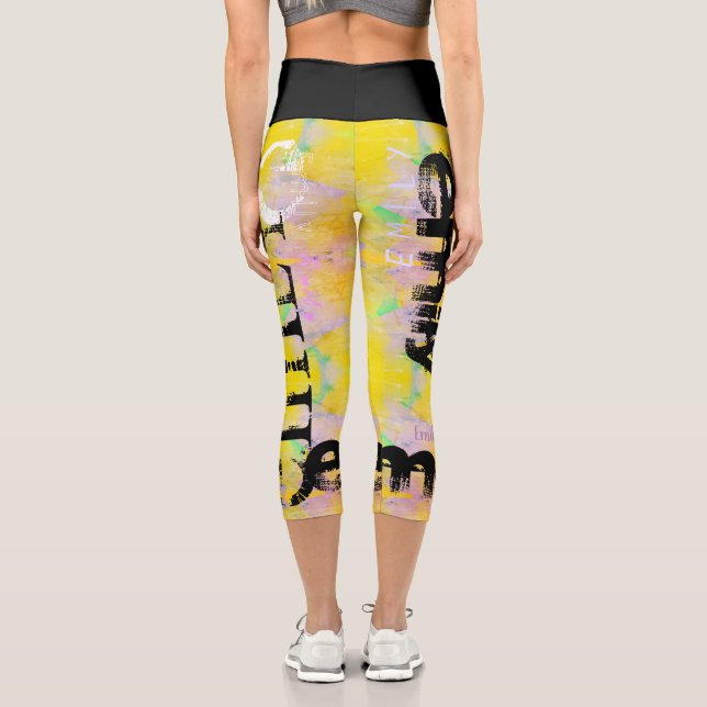 Gelbe Pastellfarbe personalisiert Name 5 Buchstabe Capri Leggings (Rückseite)