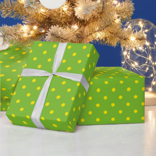 Gelbe Polka Punkte auf grünem Hintergrund. Geschenkpapier