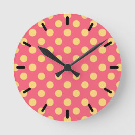 Gelbe Polka Punkte auf Korallen Runde Wanduhr