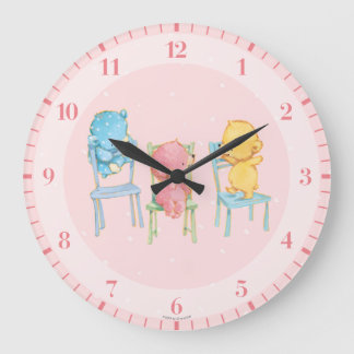 Gelbe, rosa und blaue Bären auf Stühlen Große Wanduhr