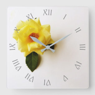 Gelbe Rose auf weißem, grauem Script römischer W Quadratische Wanduhr