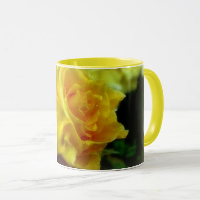 Gelbe Rose in Regenwasser Tasse (VorderseiteRechts)