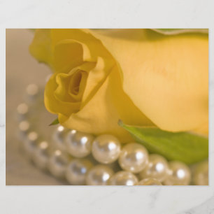 Gelbe Rose und Perlen