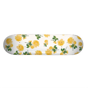 Gelbe Rosen auf weißem Skateboard