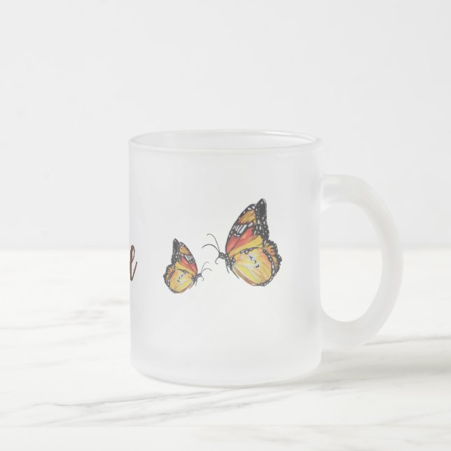Gelbe Schmetterlinge Zeichnend Mattierte Tasse aus (Rechts)