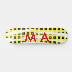 Gelbe schwarze Schachbrettmuster tragen den Namen  Skateboard