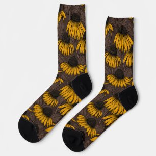 Gelbe Sitzmöbel auf dunkelbraunen Socken