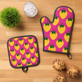 Gelbe Sommer-Erdbeeren auf Hot Pink Ofenhandschuh & Topflappen-Set