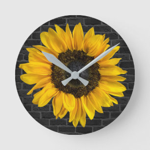Gelbe Sonnenblume an der Ziegelwand Runde Wanduhr