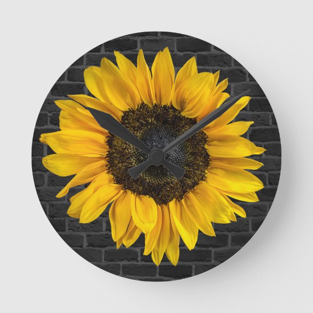 Gelbe Sonnenblume an der Ziegelwand Runde Wanduhr (Vorderseite)