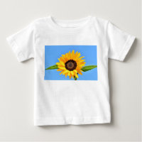 Gelbe Sonnenblume auf blauem Himmel - Sommer