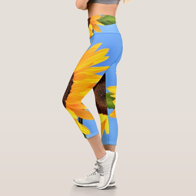 Gelbe Sonnenblume auf blauem Himmel - Sommer Capri Leggings (Links)