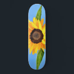 Gelbe Sonnenblume auf blauem Himmel - Sommer Skateboard<br><div class="desc">Gelbe Sonnenblume gegen Sonne auf blauem Himmel - Sommertag - Foto Blume Natur - Sie können auch personalisieren - Wählen / Fügen Sie Ihr einzigartiges Foto - Bild / Text - Name / Farbe / Schriftart / Größe / mehr - Machen Sie Ihr besonderes Geschenk - Umgrösse und verschieben oder...</div>