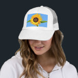 Gelbe Sonnenblume auf Blue Sky Hat Truckerkappe<br><div class="desc">Trucker Hut mit gelber Sonnenblume gegen Sonne auf blauem Himmel - Sommertag - Foto Blume Natur - Sie können auch personalisieren - Wählen / Fügen Sie Ihr einzigartiges Foto - Bild / Text - Name / Farbe / Schriftart / Größe / mehr - Make Your Special Hats Geschenk - Neu...</div>