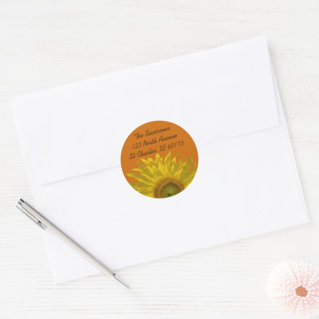 Gelbe Sonnenblume auf orangefarbener Rücksendeadre Runder Aufkleber (Umschlag)