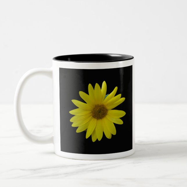 Gelbe Sonnenblume auf schwarzem Hintergrund Zweifarbige Tasse (Links)
