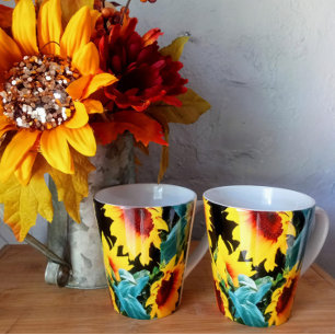 Gelbe Sonnenblume auf schwarzer Latte-Tasse Milchtasse
