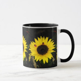 Gelbe Sonnenblume und zwei Marienkäfer Tasse