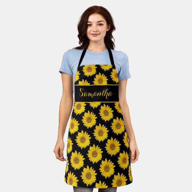 Gelbe Sonnenblumen auf Personalisierter schwarzer  Schürze (Getragen)