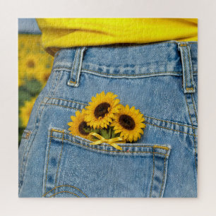 Gelbe Sonnenblumen in blauer Jeans Tasche