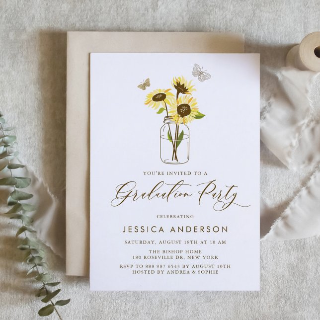 Gelbe Sonnenblumen in Mason Jar Graduation Party Einladung (Customizable rustic graduation invitation featuring sunflowers in a mason jar. )