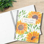 Gelbe Sonnenblumen Personalisiert Planer<br><div class="desc">Sonnenblumen machen Freude! Mit diesem hellen,  sonnigen,  gelben Sonnenblumenplaner planen Sie Ihr Jahr. Die gelben Aquarellfarben Sonnenblumen und grünen Blätter sind auf einem weißen Hintergrund und Sie können diesen Planer mit Ihrem Namen und dem Jahr anpassen. Original Wasserfarbe © Michele Davies.</div>