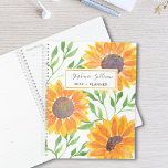 Gelbe Sonnenblumen Personalisiert Planer<br><div class="desc">Sonnenblumen machen Freude! Mit diesem hellen, sonnigen, gelben Sonnenblumenplaner planen Sie Ihr Jahr. Die gelben Aquarellfarben Sonnenblumen und grünen Blätter sind auf einem weißen Hintergrund und Sie können diesen Planer mit Ihrem Namen und dem Jahr anpassen. Original Wasserfarbe © Michele Davies.</div>