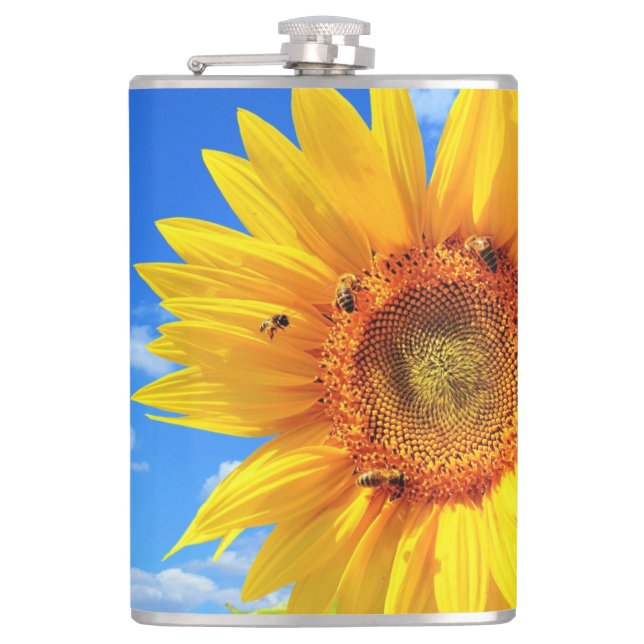 Gelbe Sonnenblumen und Bienen auf blauem Himmel -  Flachmann (Vorderseite)
