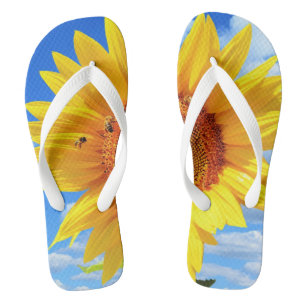 Gelbe Sonnenblumen und Bienen auf blauem Himmel -  Flip Flops