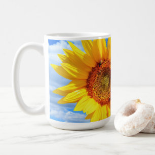 Gelbe Sonnenblumen und Bienen auf blauem Himmel -  Kaffeetasse