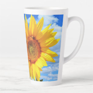 Gelbe Sonnenblumen und Bienen auf blauem Himmel -  Milchtasse