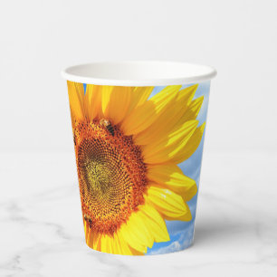Gelbe Sonnenblumen und Bienen auf blauem Himmel -  Pappbecher