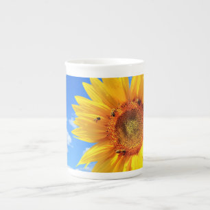Gelbe Sonnenblumen und Bienen auf blauem Himmel -  Prozellantasse