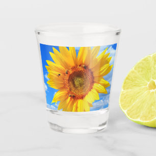 Gelbe Sonnenblumen und Bienen auf blauem Himmel -  Schnapsglas