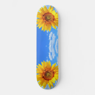 Gelbe Sonnenblumen und Bienen auf blauem Himmel - Skateboard