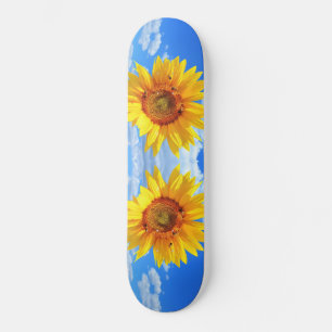 Gelbe Sonnenblumen und Bienen auf blauem Himmel -  Skateboard
