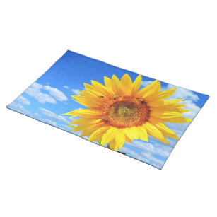 Gelbe Sonnenblumen und Bienen auf blauem Himmel -  Stofftischset