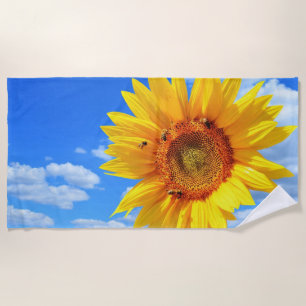 Gelbe Sonnenblumen und Bienen auf blauem Himmel -  Strandtuch