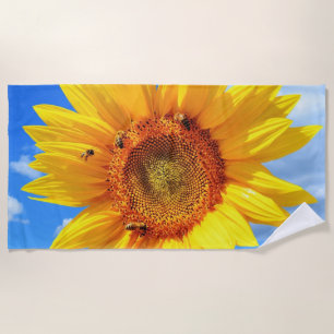 Gelbe Sonnenblumen und Bienen auf blauem Himmel -  Strandtuch