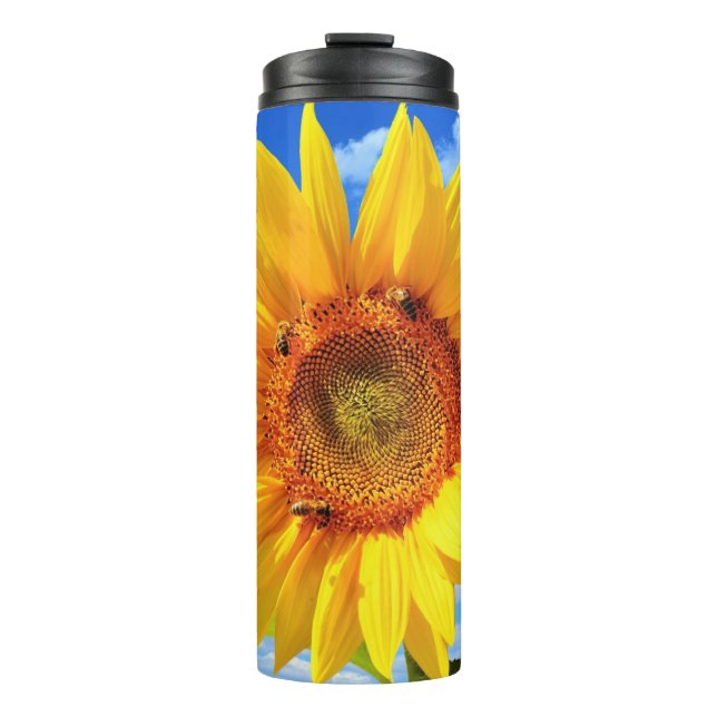 Gelbe Sonnenblumen und Bienen auf blauem Himmel -  Thermosbecher (Vorderseite)