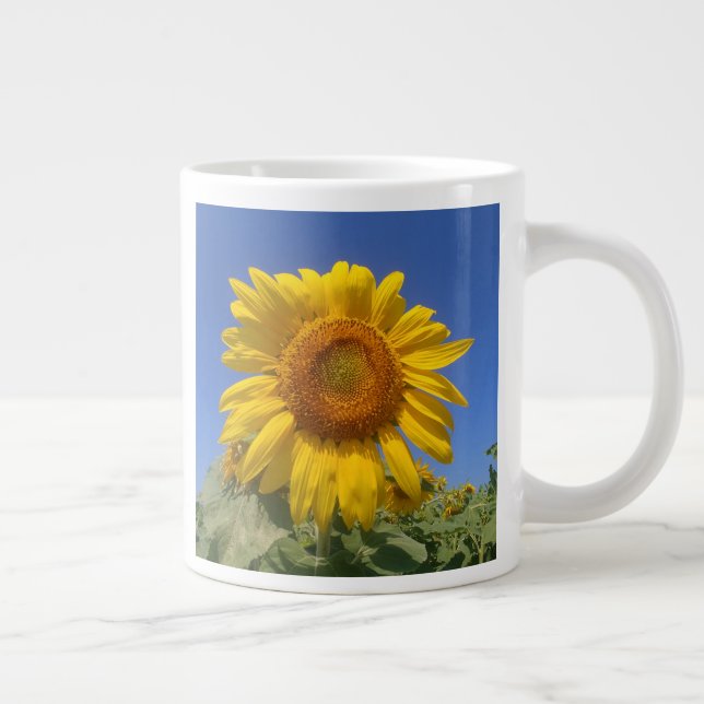 Gelbe Sonnenblumen und blauer Himmel Jumbo-Tasse (Rechts)