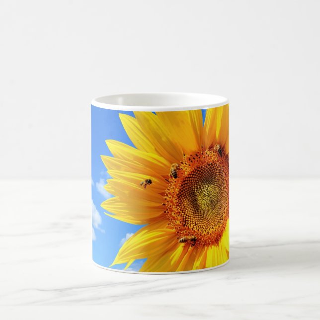 Gelbe Sonnenblumen und Tasse der Bienen (Mittel)