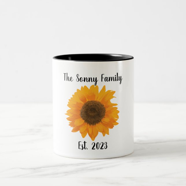 Gelbe Sonnenblumenkunst mit Familienname Tasse (Mittel)