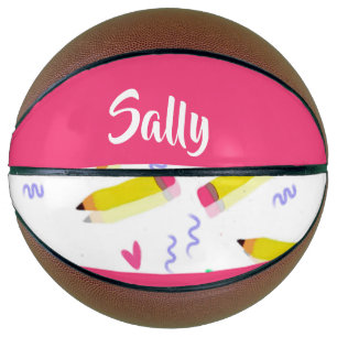 Gelbe Stifte und Scrables auf weiß Basketball