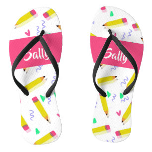 Gelbe Stifte und Scrables auf weiß Flip Flops