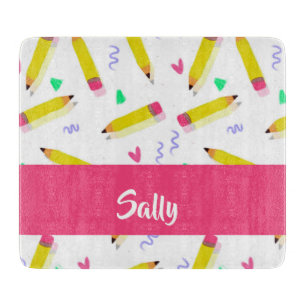 Gelbe Stifte und Scrables auf weiß Schneidebrett