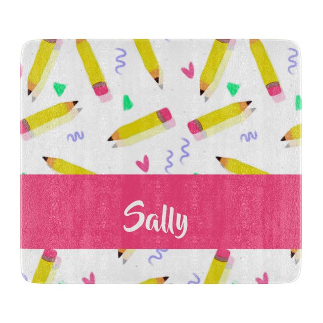 Gelbe Stifte und Scrables auf weiß Schneidebrett (Vorderseite)