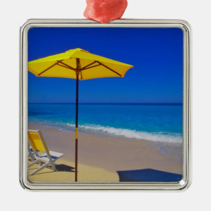 Gelbe Strandsonnenschirm und Stühle auf makellosem Ornament Aus Metall
